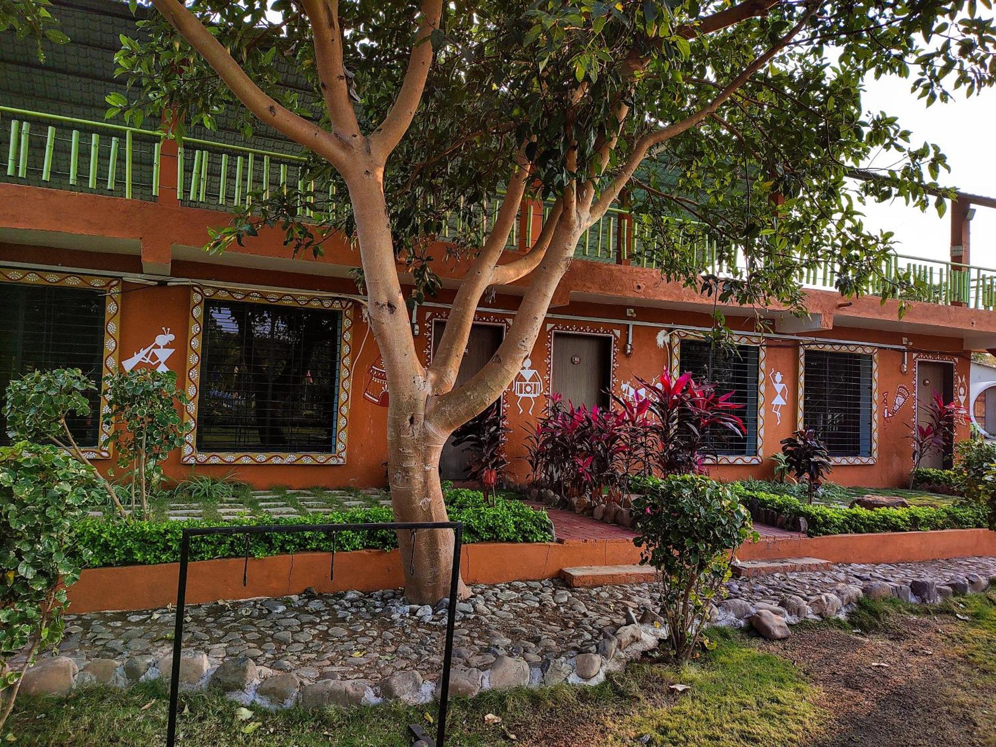Van Vagdo Resort Rajpipla Exterior photo