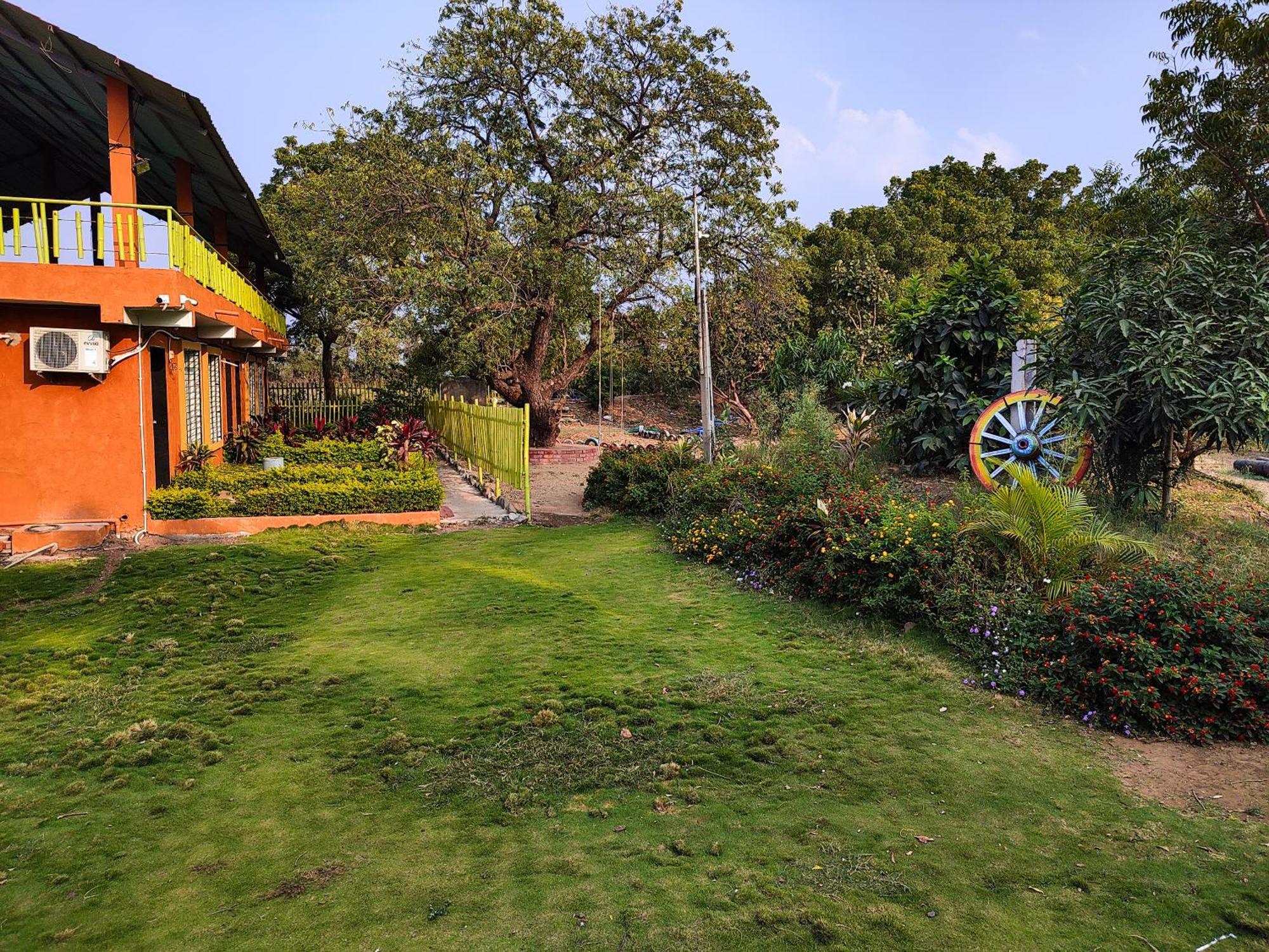 Van Vagdo Resort Rajpipla Exterior photo